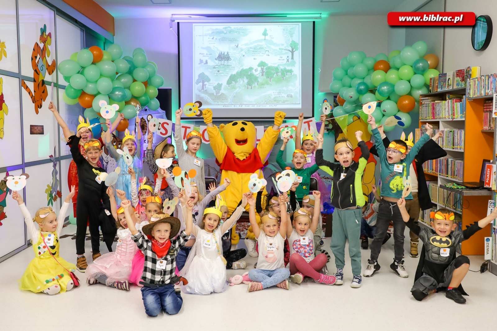 Zdjęcie w galerii na portalu naszraciborz.pl: Stumilowy Las wyrósł w bibliotece. Za nami Urodziny Kubusia Puchatka wiadomości z regionu