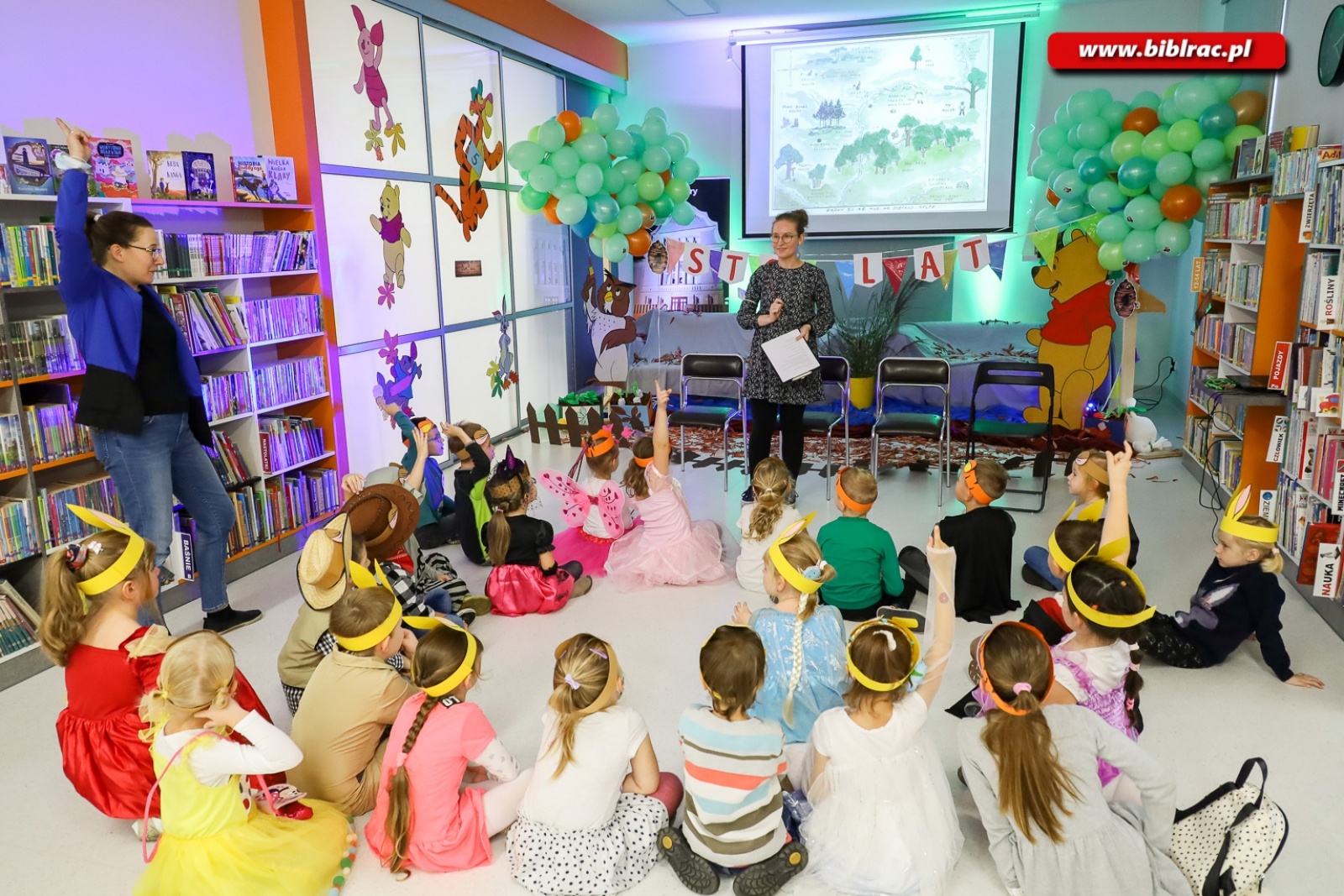 Zdjęcie w galerii na portalu naszraciborz.pl: Stumilowy Las wyrósł w bibliotece. Za nami Urodziny Kubusia Puchatka wiadomości z regionu