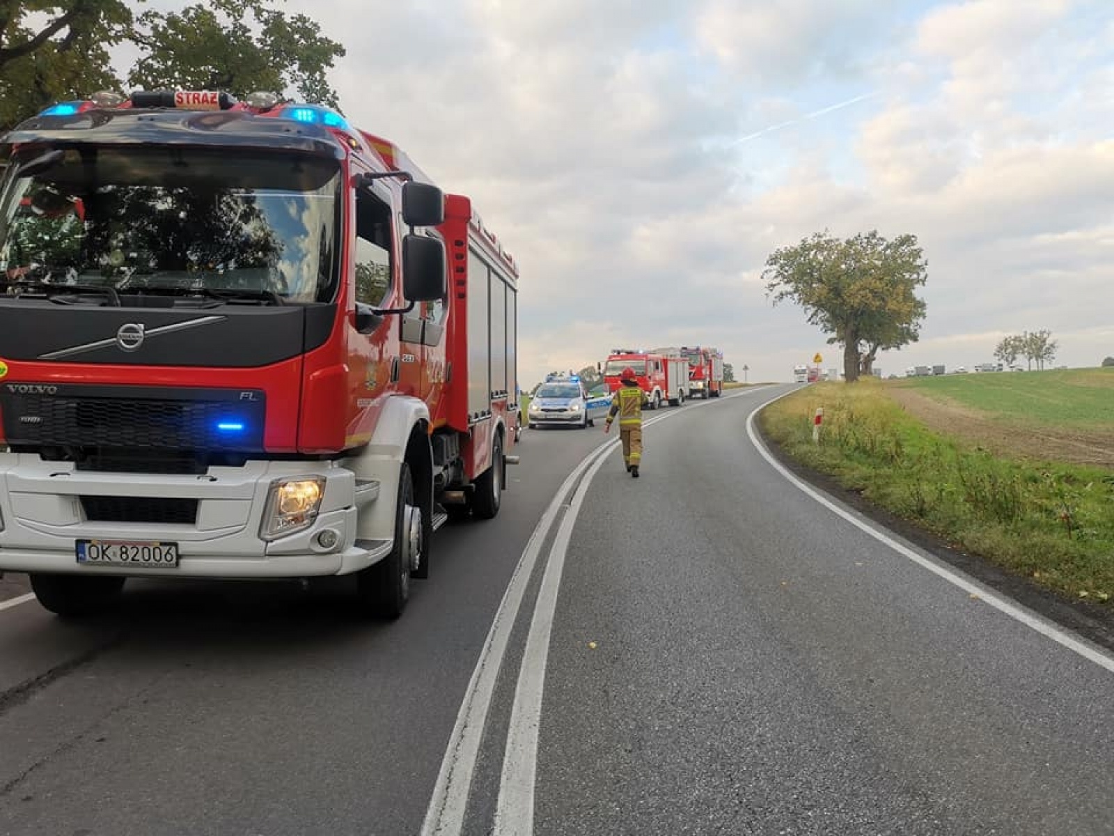 Zdjęcie w galerii na portalu naszraciborz.pl: DK 45 Racibórz-Opole. Zderzenie osobówki z ciężarówką w lasku raciborskim  wiadomości z regionu