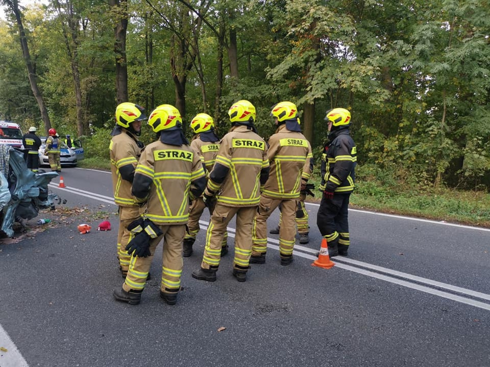 Zdjęcie w galerii na portalu naszraciborz.pl: DK 45 Racibórz-Opole. Zderzenie osobówki z ciężarówką w lasku raciborskim  wiadomości z regionu