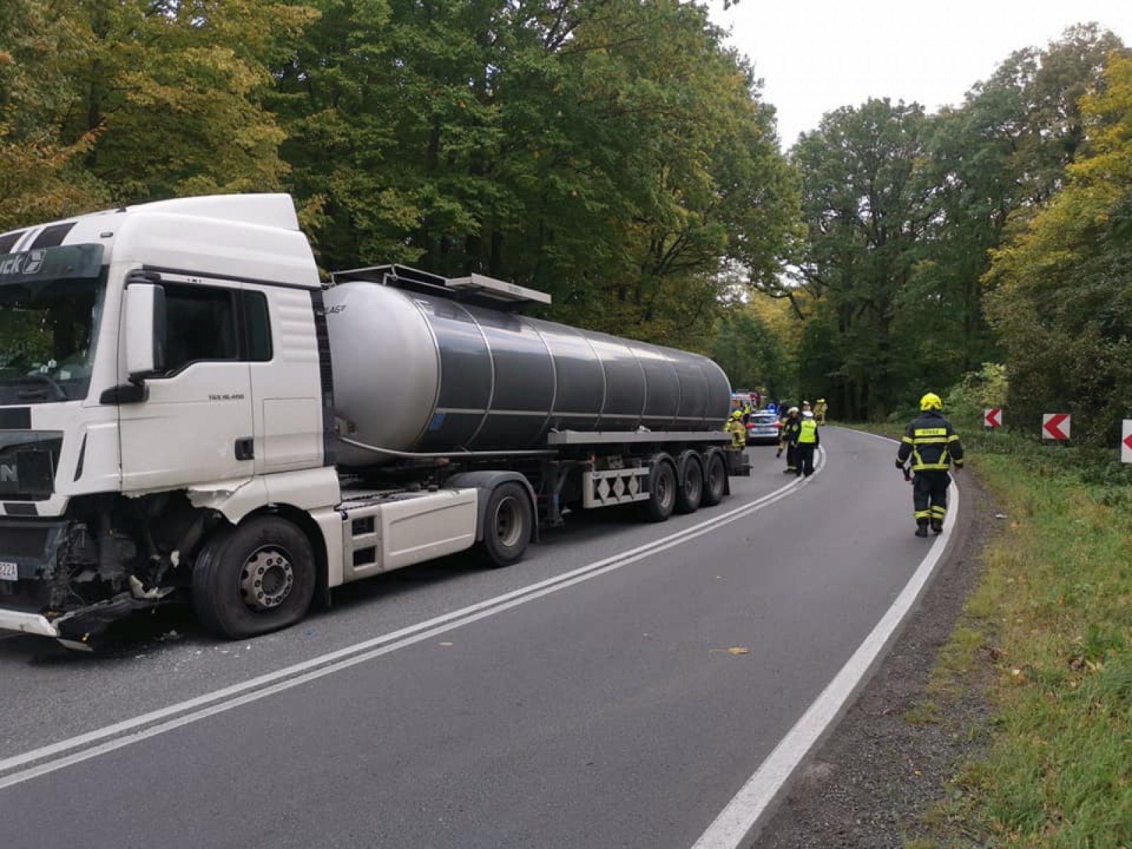 Zdjęcie w galerii na portalu naszraciborz.pl: DK 45 Racibórz-Opole. Zderzenie osobówki z ciężarówką w lasku raciborskim  wiadomości z regionu
