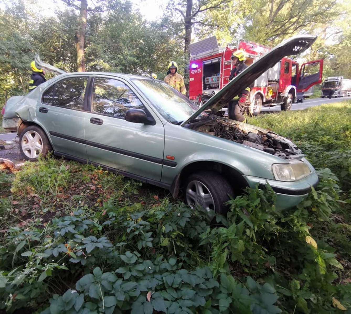 Zdjęcie w galerii na portalu naszraciborz.pl: DK 45 Racibórz-Opole. Zderzenie osobówki z ciężarówką w lasku raciborskim  wiadomości z regionu