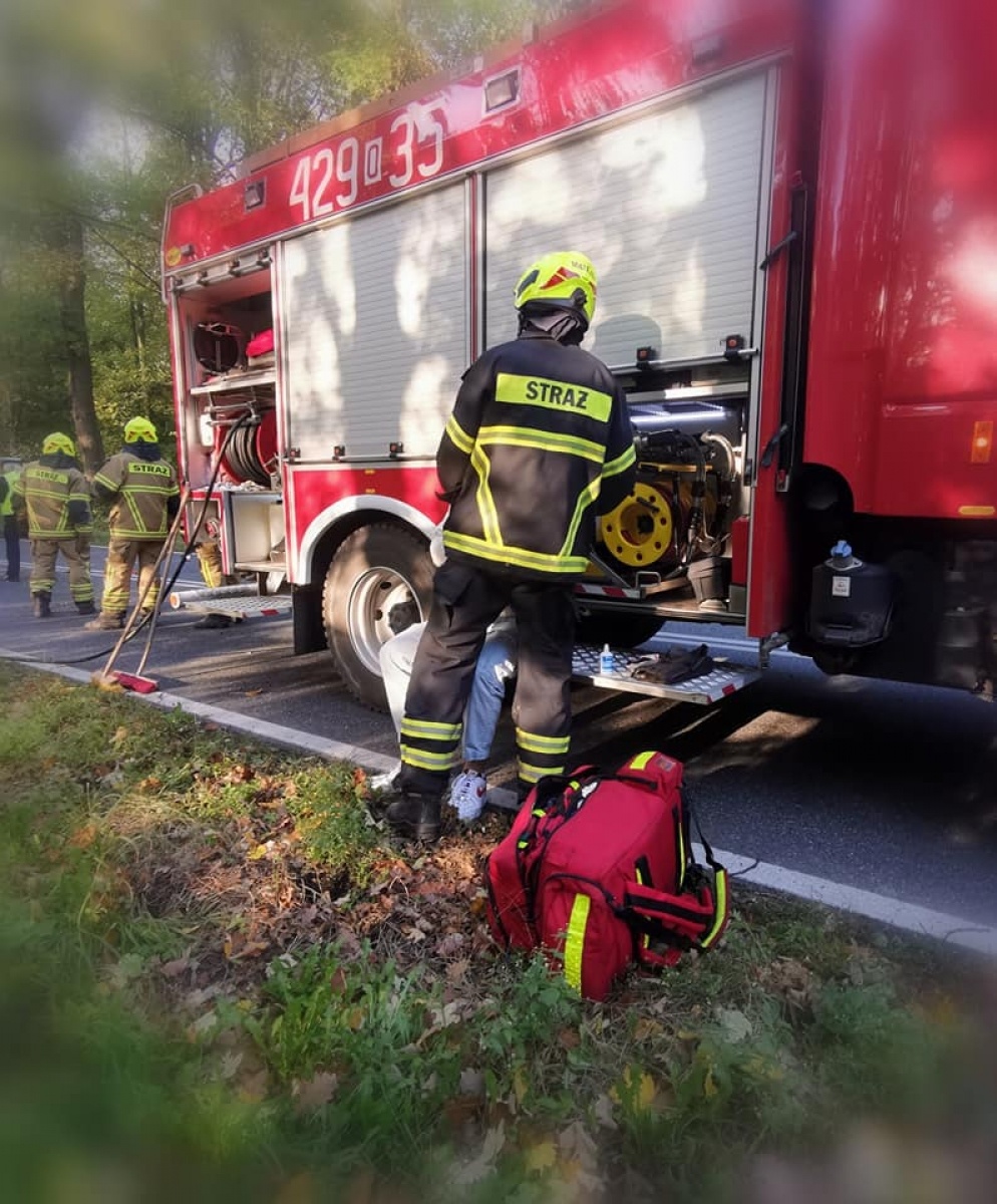 Zdjęcie w galerii na portalu naszraciborz.pl: DK 45 Racibórz-Opole. Zderzenie osobówki z ciężarówką w lasku raciborskim  wiadomości z regionu