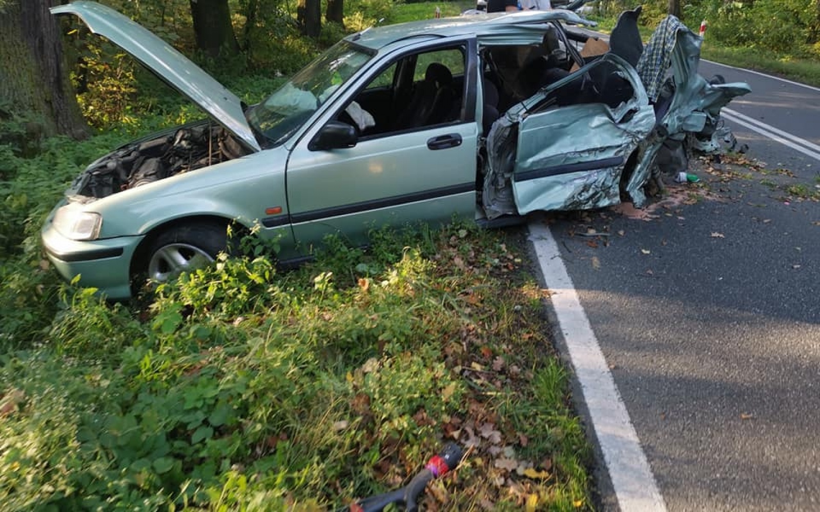 Zdjęcie w galerii na portalu naszraciborz.pl: DK 45 Racibórz-Opole. Zderzenie osobówki z ciężarówką w lasku raciborskim  wiadomości z regionu