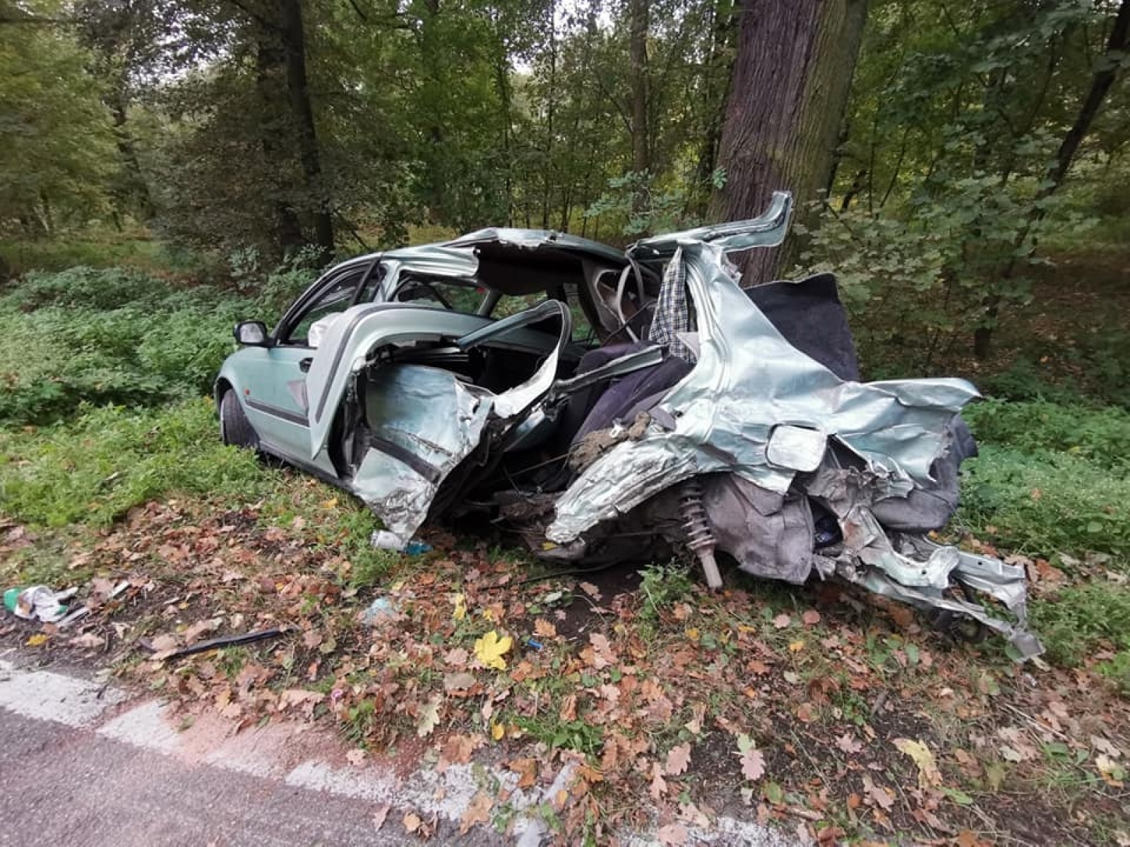 Zdjęcie w galerii na portalu naszraciborz.pl: DK 45 Racibórz-Opole. Zderzenie osobówki z ciężarówką w lasku raciborskim  wiadomości z regionu