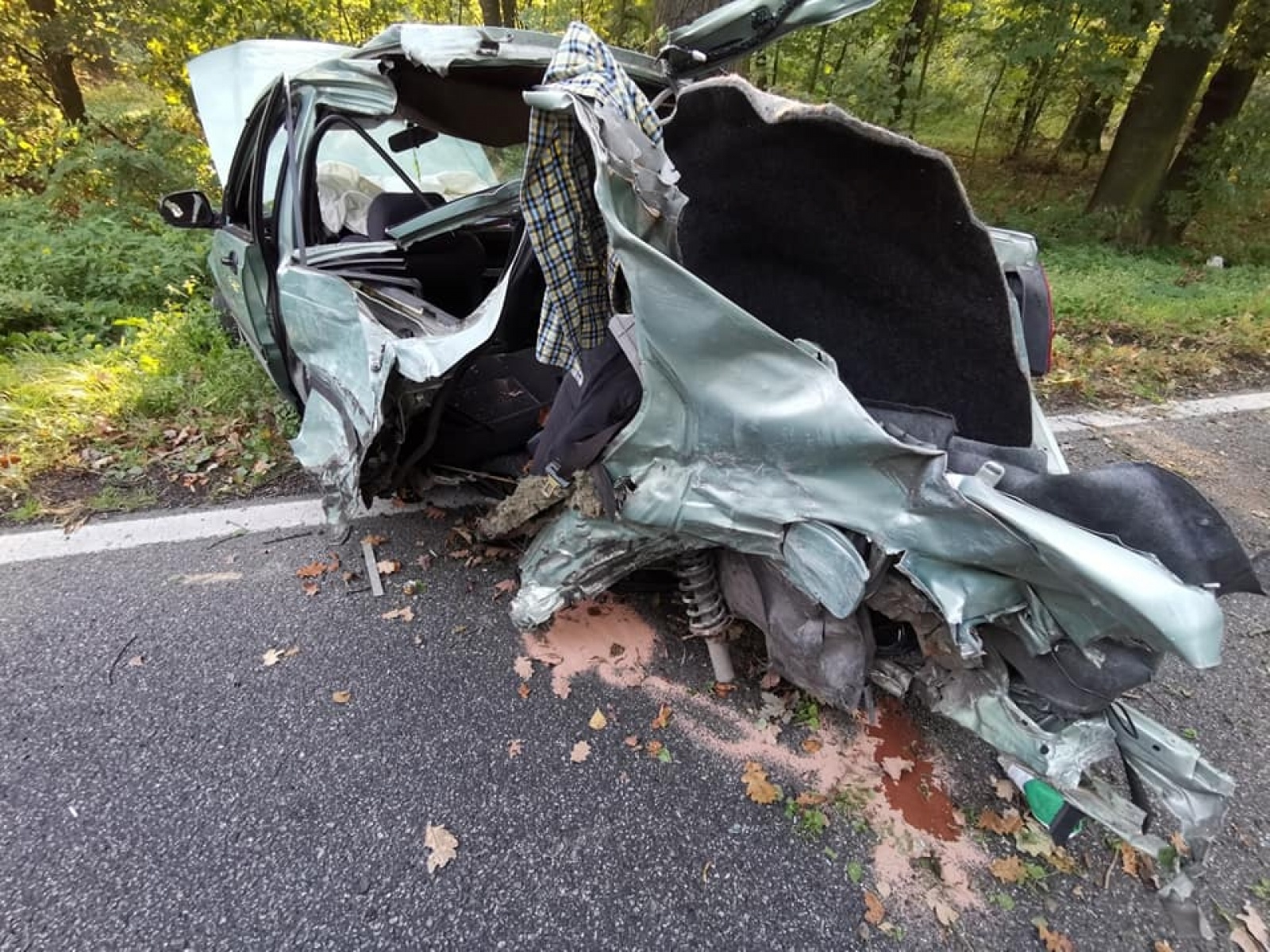 Zdjęcie w galerii na portalu naszraciborz.pl: DK 45 Racibórz-Opole. Zderzenie osobówki z ciężarówką w lasku raciborskim  wiadomości z regionu