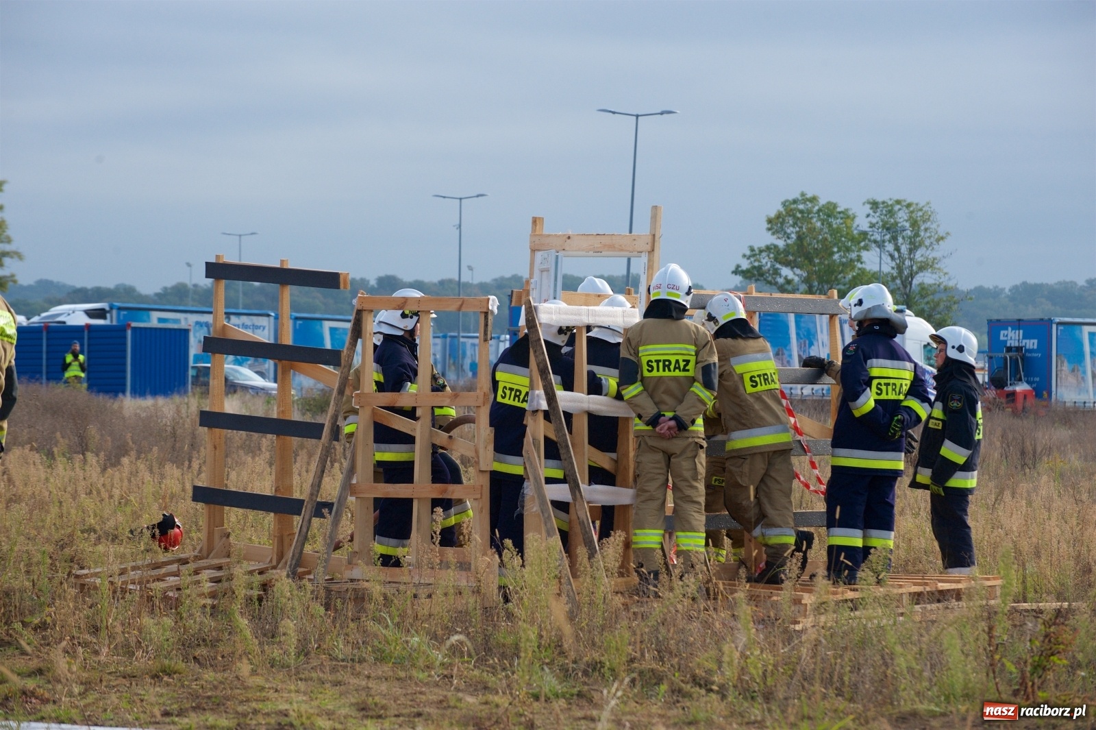 Zdjęcie w galerii na portalu naszraciborz.pl: Trzy scenariusze strażackich ćwiczeń w Eko-Oknach [FOTO i WIDEO] wiadomości z regionu