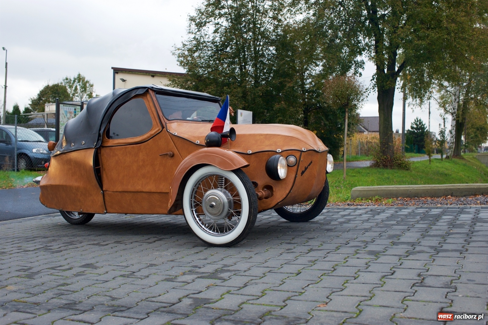 Zdjęcie w galerii na portalu naszraciborz.pl: Amerykański krążownik szos na zlocie w Zabełkowie [FOTO i WIDEO] wiadomości z regionu