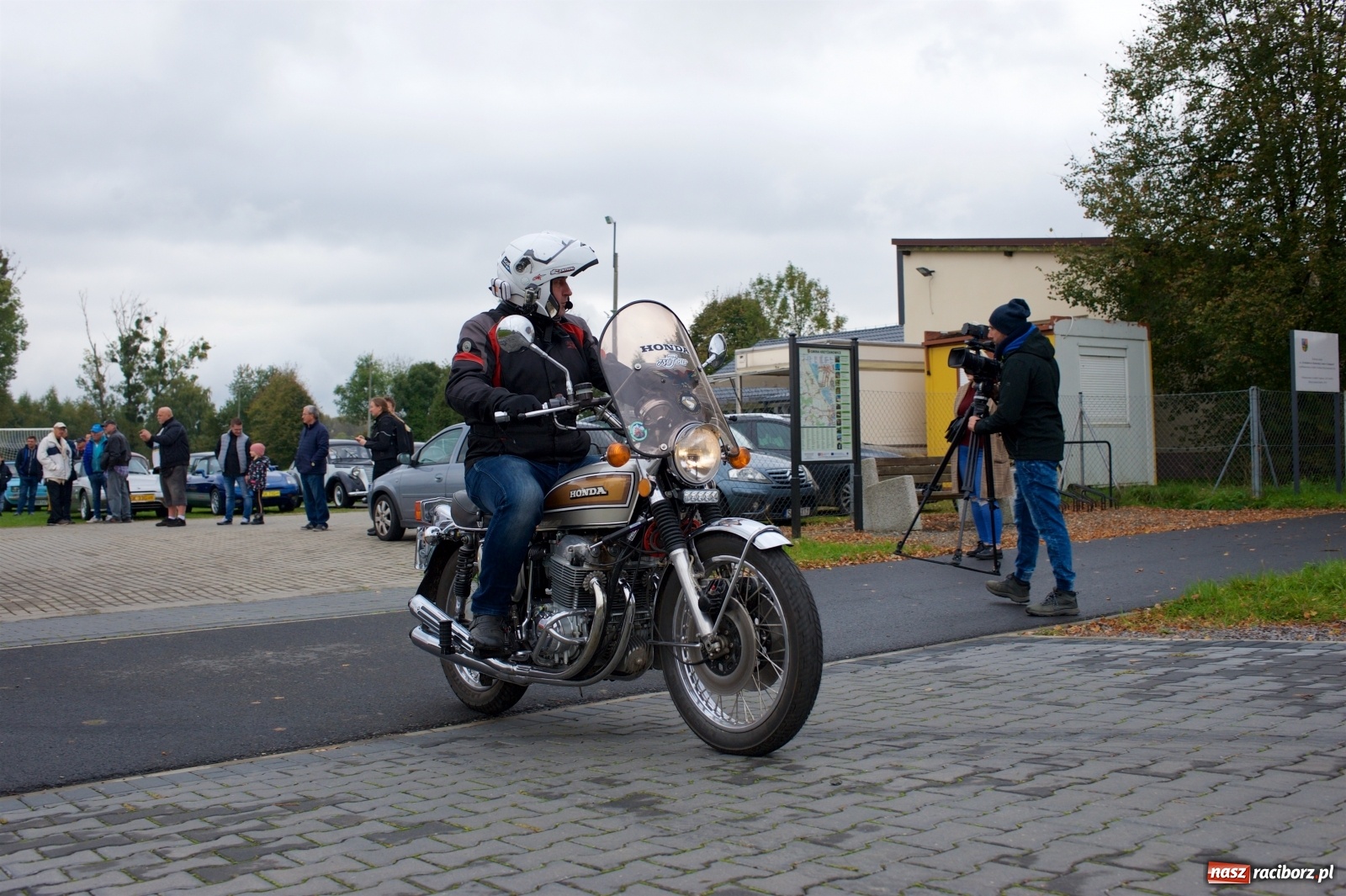 Zdjęcie w galerii na portalu naszraciborz.pl: Amerykański krążownik szos na zlocie w Zabełkowie [FOTO i WIDEO] wiadomości z regionu