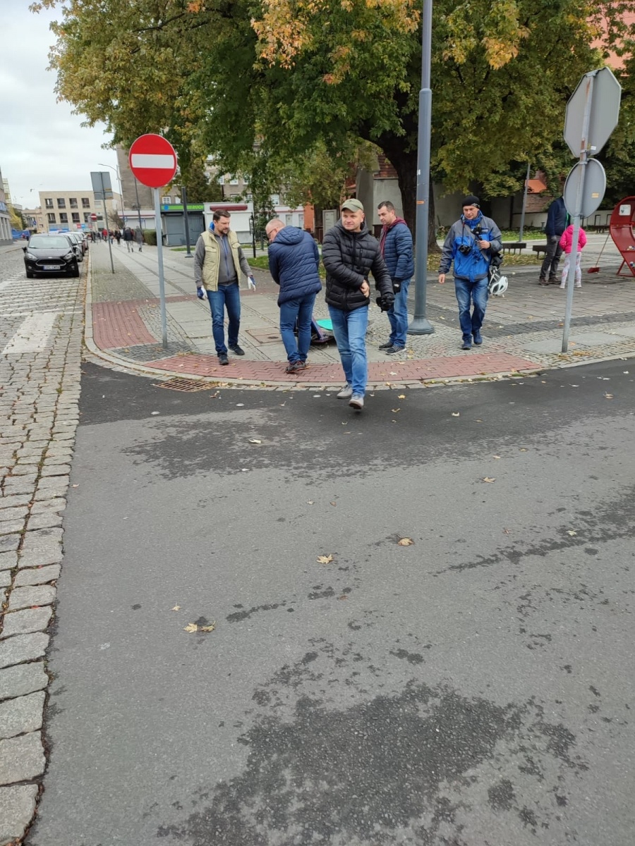 Zdjęcie w galerii na portalu naszraciborz.pl: Nakrętkowe serce stowarzyszenia W służbie mieszkańcom zostaje przy pl. Długosza wiadomości z regionu