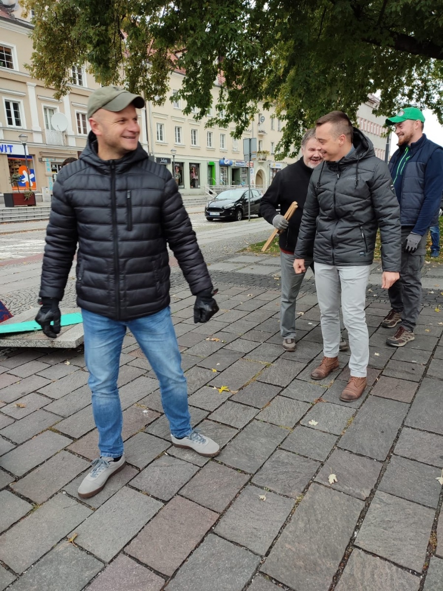 Zdjęcie w galerii na portalu naszraciborz.pl: Nakrętkowe serce stowarzyszenia W służbie mieszkańcom zostaje przy pl. Długosza wiadomości z regionu