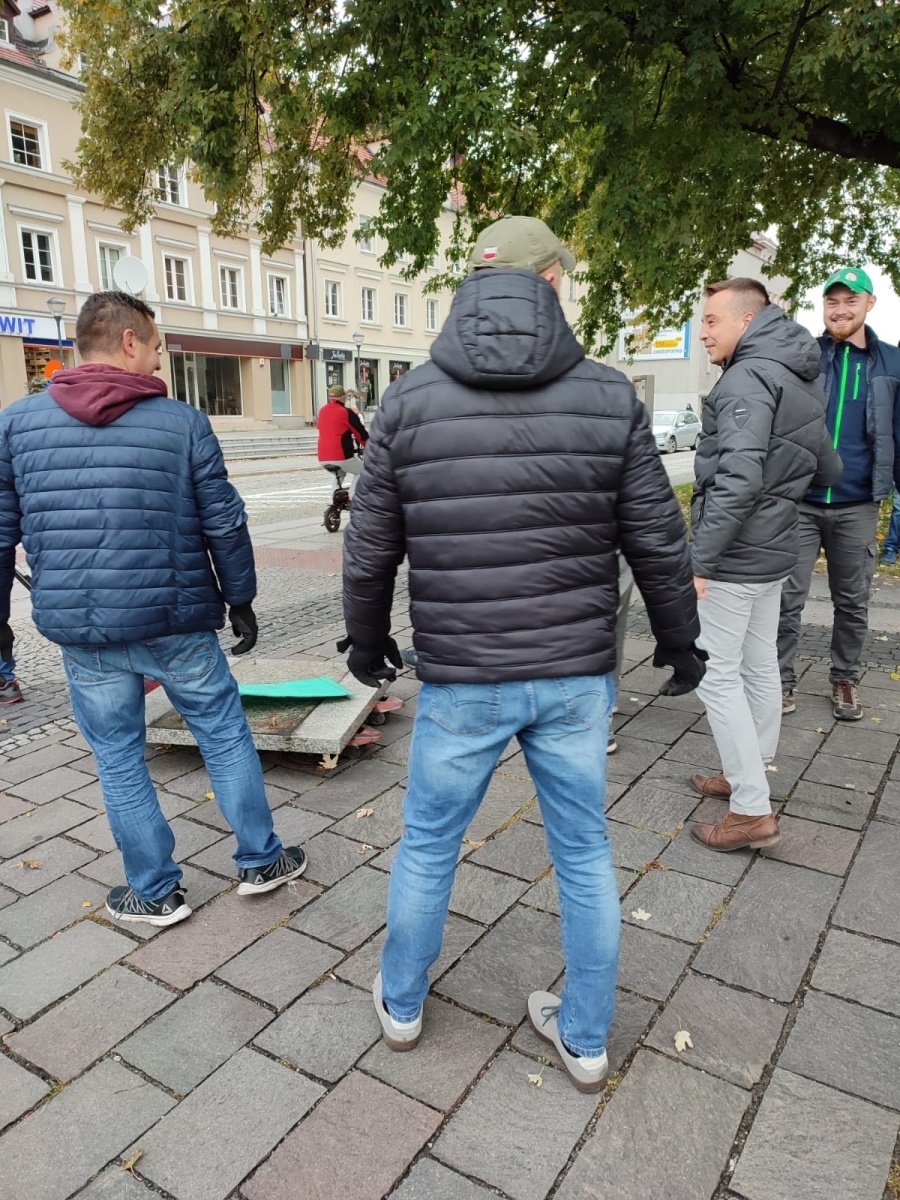Zdjęcie w galerii na portalu naszraciborz.pl: Nakrętkowe serce stowarzyszenia W służbie mieszkańcom zostaje przy pl. Długosza wiadomości z regionu