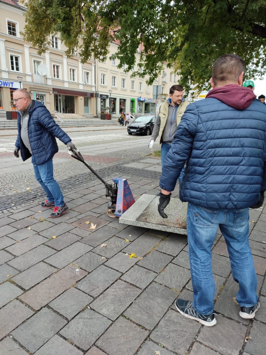 Zdjęcie w galerii na portalu naszraciborz.pl: Nakrętkowe serce stowarzyszenia W służbie mieszkańcom zostaje przy pl. Długosza wiadomości z regionu