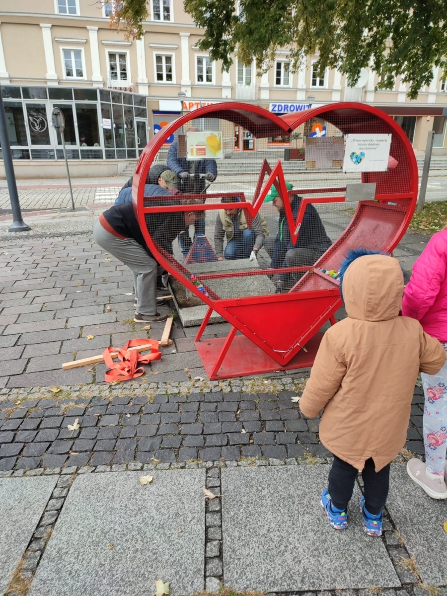 Zdjęcie w galerii na portalu naszraciborz.pl: Nakrętkowe serce stowarzyszenia W służbie mieszkańcom zostaje przy pl. Długosza wiadomości z regionu