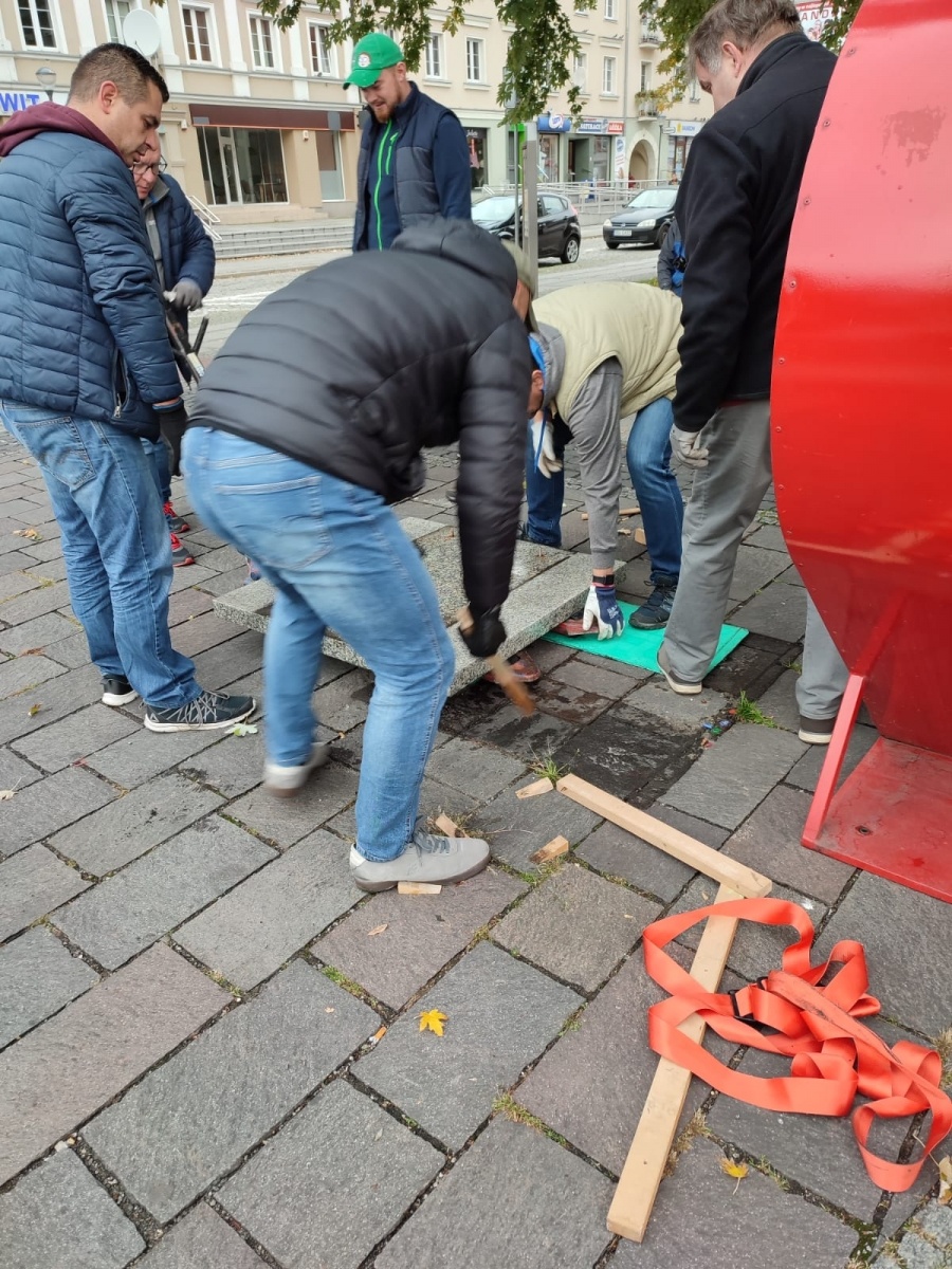 Zdjęcie w galerii na portalu naszraciborz.pl: Nakrętkowe serce stowarzyszenia W służbie mieszkańcom zostaje przy pl. Długosza wiadomości z regionu