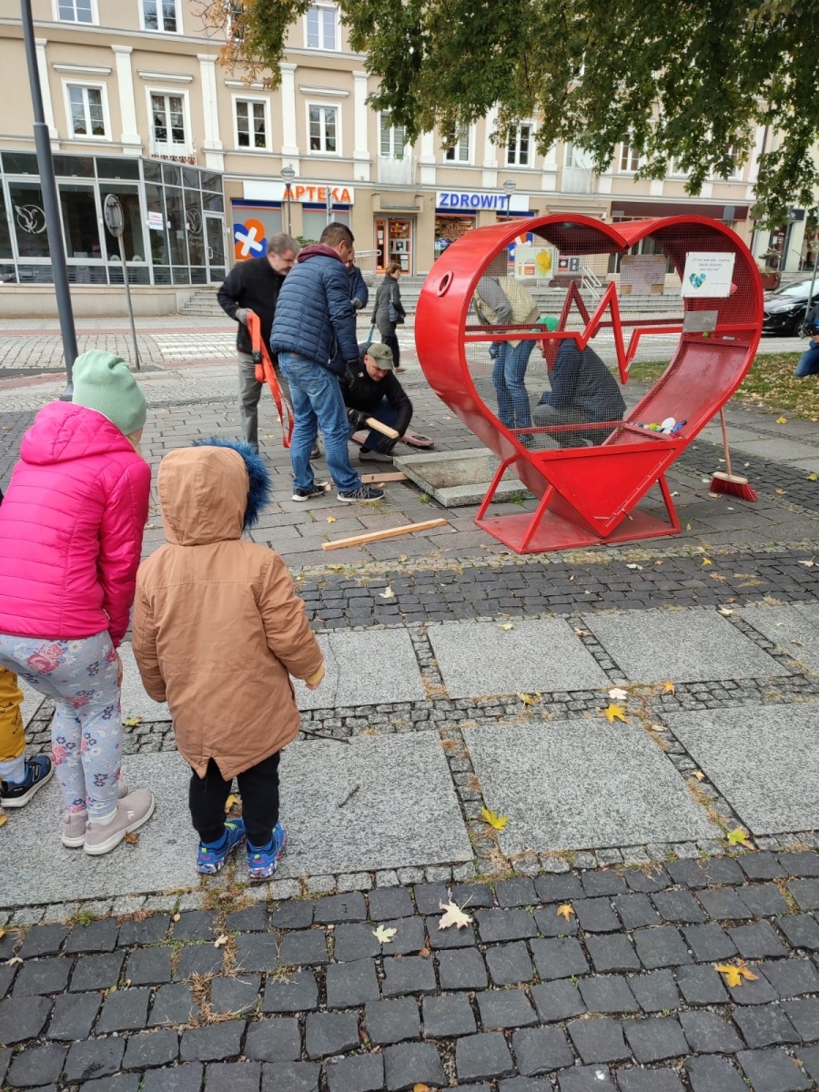 Zdjęcie w galerii na portalu naszraciborz.pl: Nakrętkowe serce stowarzyszenia W służbie mieszkańcom zostaje przy pl. Długosza wiadomości z regionu