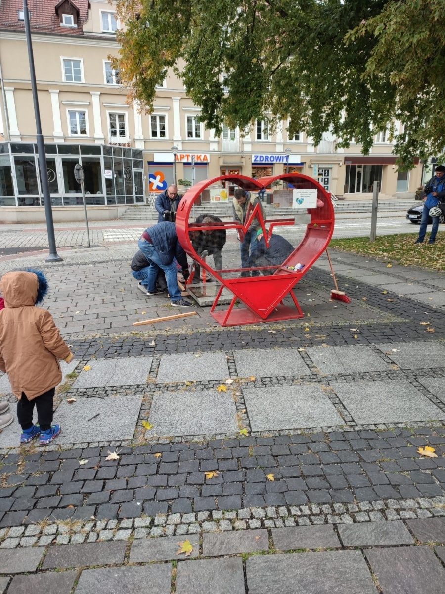 Zdjęcie w galerii na portalu naszraciborz.pl: Nakrętkowe serce stowarzyszenia W służbie mieszkańcom zostaje przy pl. Długosza wiadomości z regionu