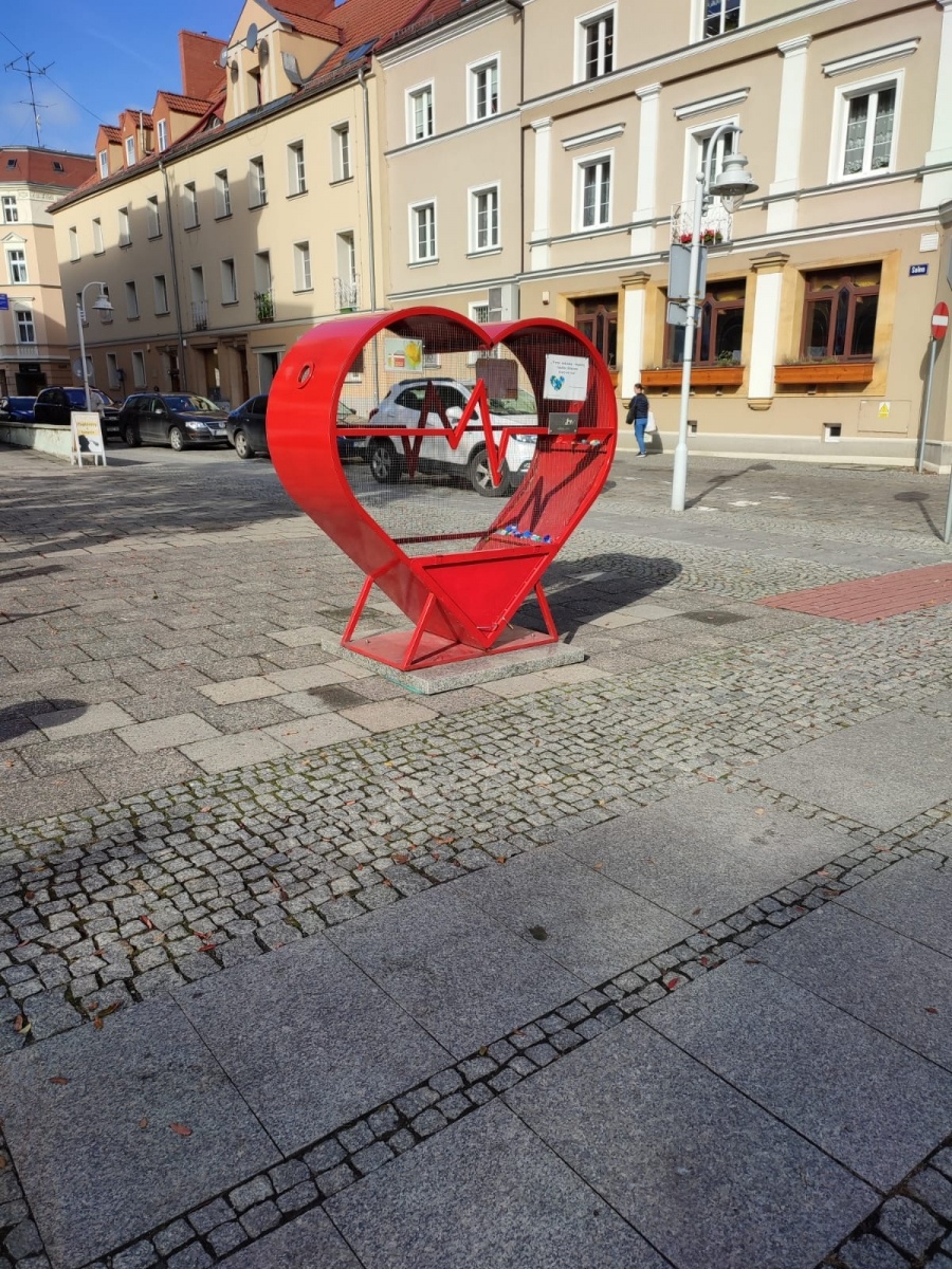 Zdjęcie w galerii na portalu naszraciborz.pl: Nakrętkowe serce stowarzyszenia W służbie mieszkańcom zostaje przy pl. Długosza wiadomości z regionu