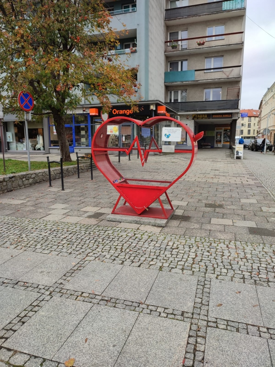 Zdjęcie w galerii na portalu naszraciborz.pl: Nakrętkowe serce stowarzyszenia W służbie mieszkańcom zostaje przy pl. Długosza wiadomości z regionu