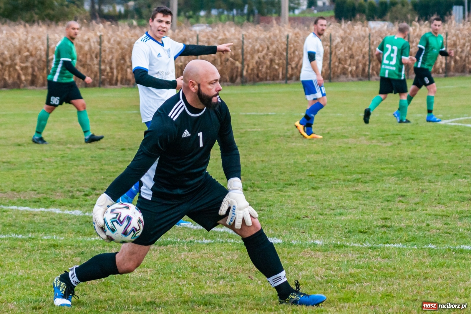 Zdjęcie w galerii na portalu naszraciborz.pl: Piłkarze Markowic zrobili prezent trenerowi [FOTO] wiadomości z regionu