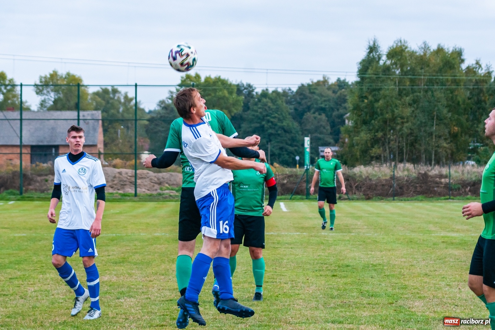 Zdjęcie w galerii na portalu naszraciborz.pl: Piłkarze Markowic zrobili prezent trenerowi [FOTO] wiadomości z regionu