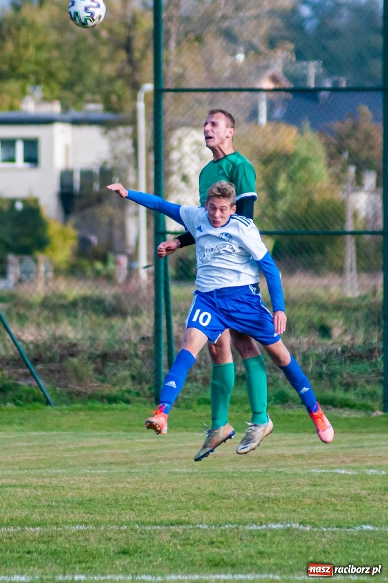 Zdjęcie w galerii na portalu naszraciborz.pl: Piłkarze Markowic zrobili prezent trenerowi [FOTO] wiadomości z regionu