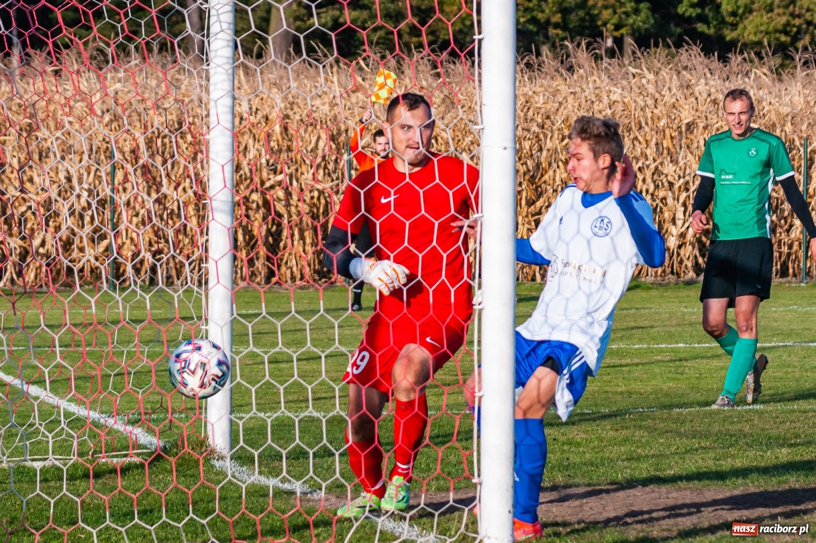 Zdjęcie w galerii na portalu naszraciborz.pl: Piłkarze Markowic zrobili prezent trenerowi [FOTO] wiadomości z regionu
