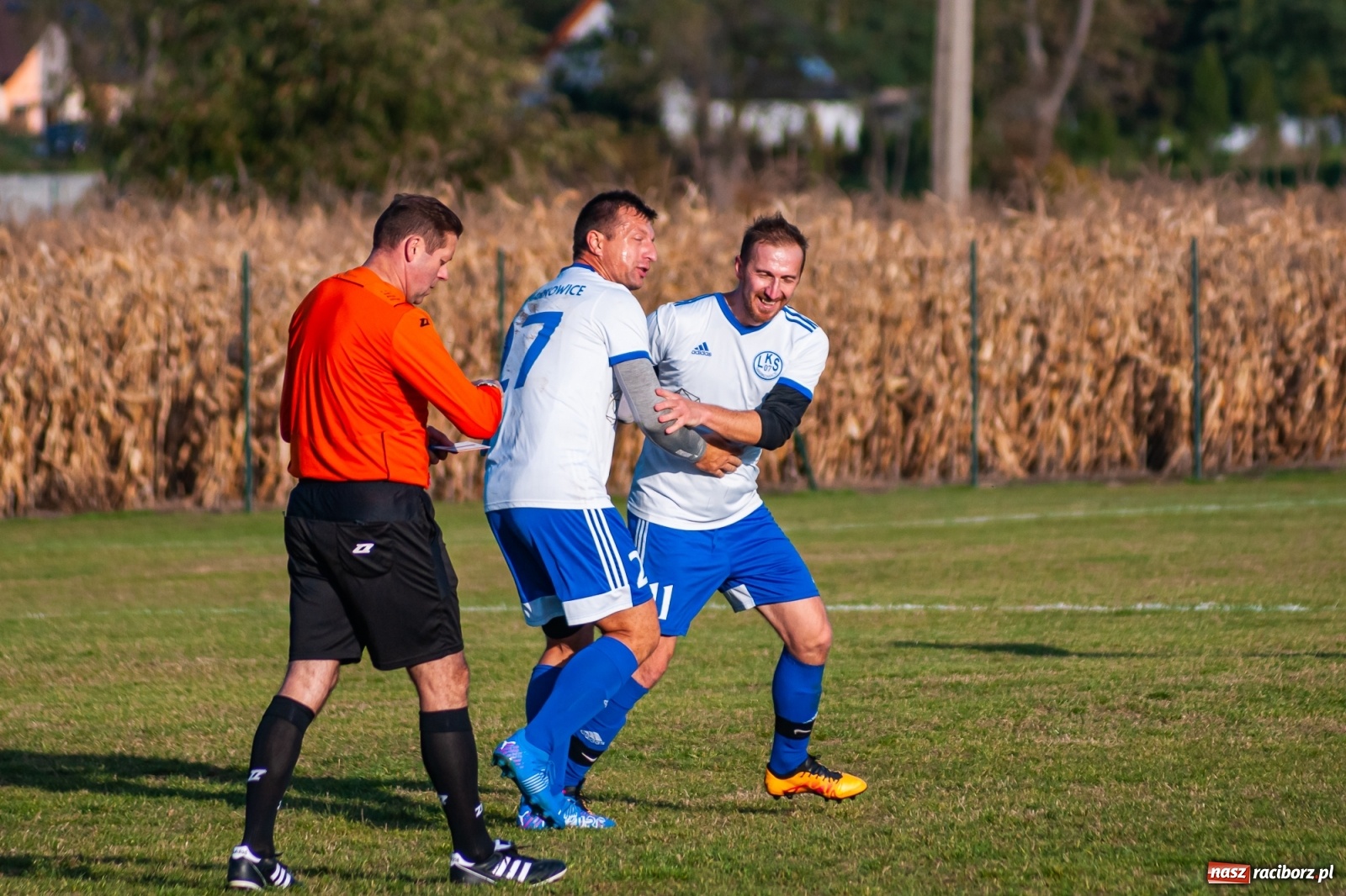 Zdjęcie w galerii na portalu naszraciborz.pl: Piłkarze Markowic zrobili prezent trenerowi [FOTO] wiadomości z regionu