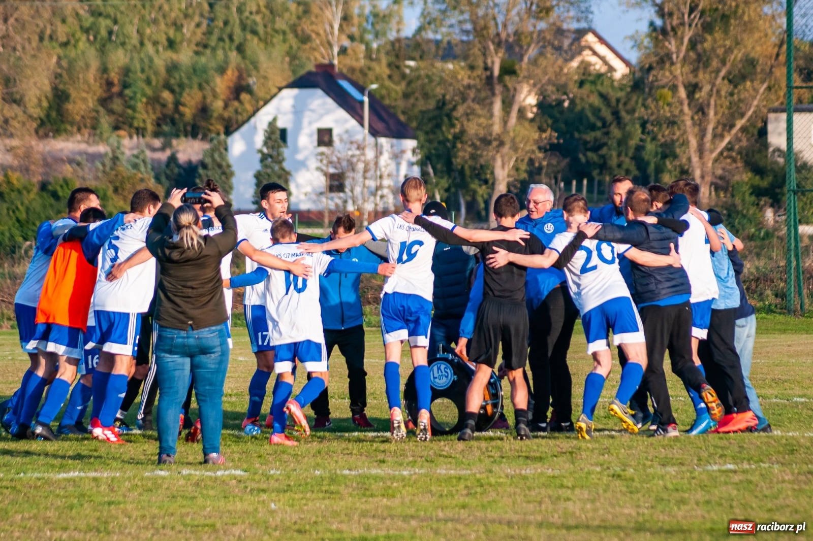 Zdjęcie w galerii na portalu naszraciborz.pl: Piłkarze Markowic zrobili prezent trenerowi [FOTO] wiadomości z regionu
