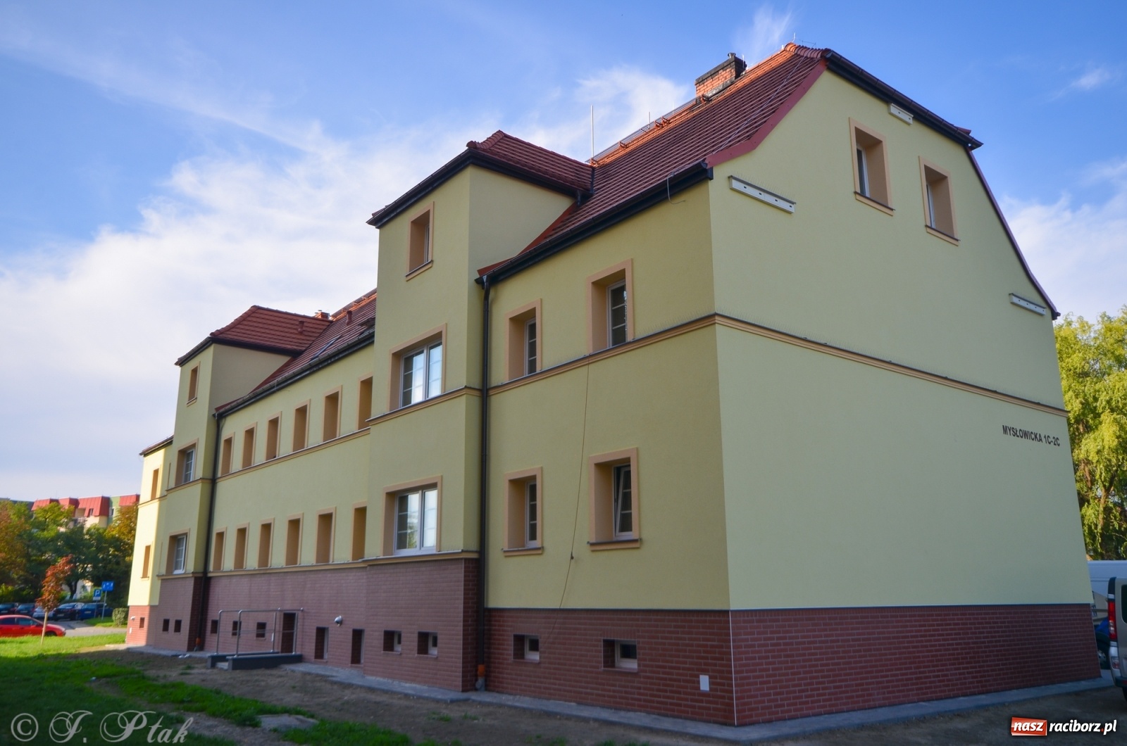 Zdjęcie w galerii na portalu naszraciborz.pl: Budynek przy ul. Mysłowickiej lc-2c w nowej szacie wiadomości z regionu