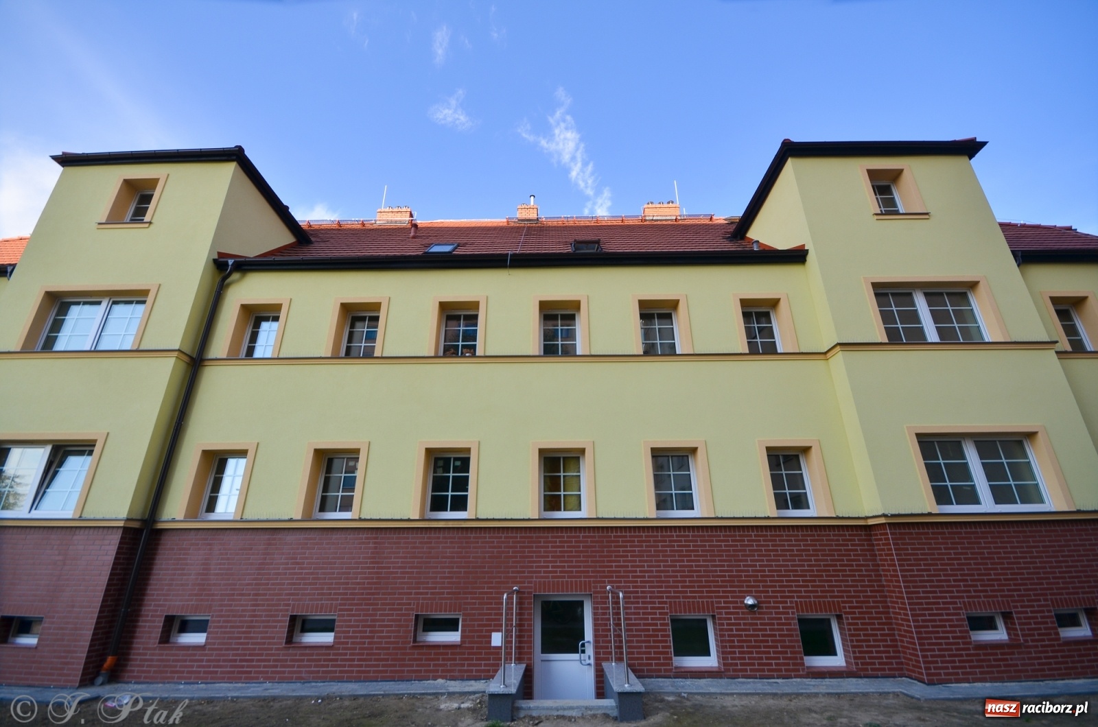 Zdjęcie w galerii na portalu naszraciborz.pl: Budynek przy ul. Mysłowickiej lc-2c w nowej szacie wiadomości z regionu