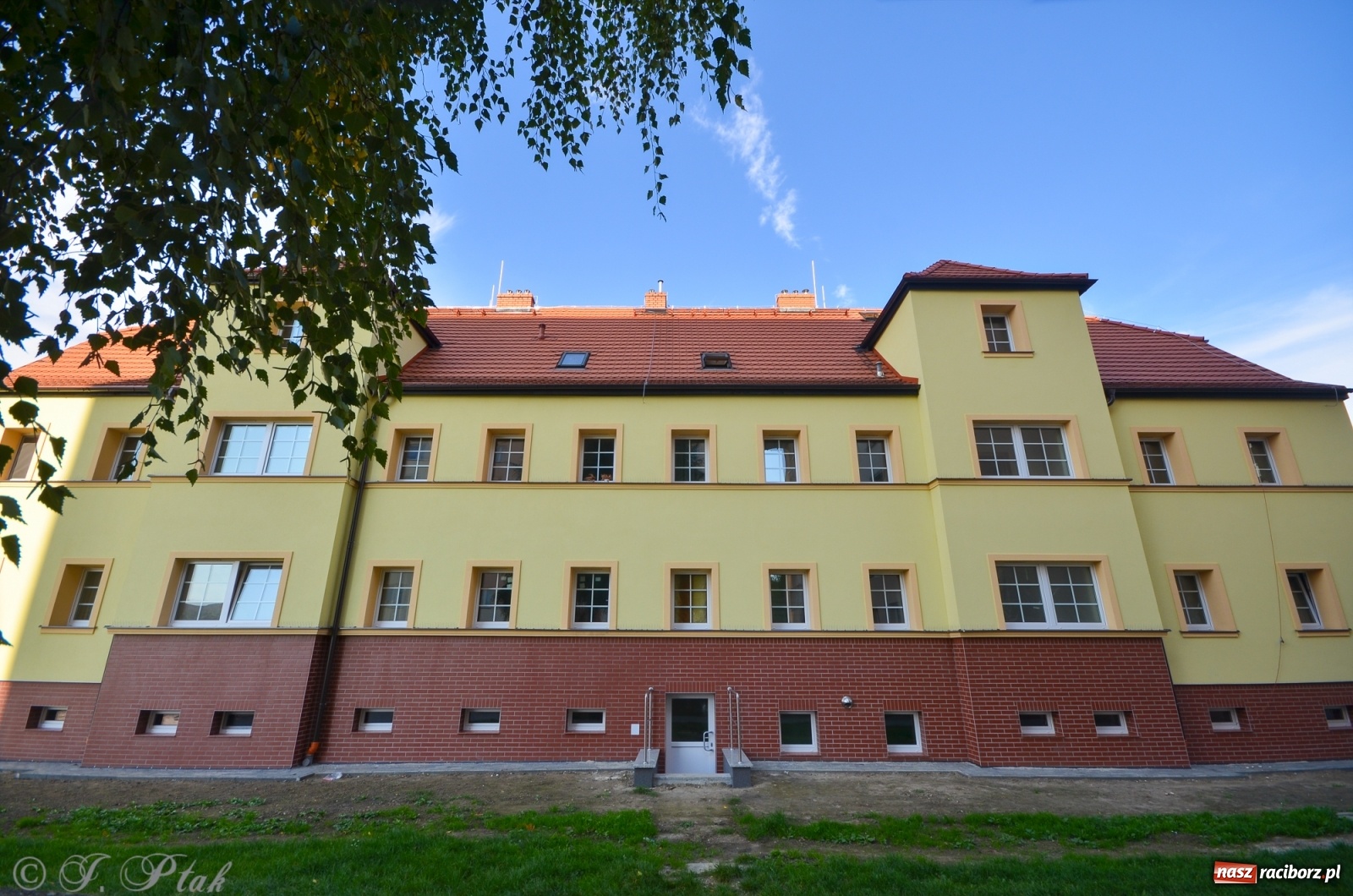 Zdjęcie w galerii na portalu naszraciborz.pl: Budynek przy ul. Mysłowickiej lc-2c w nowej szacie wiadomości z regionu