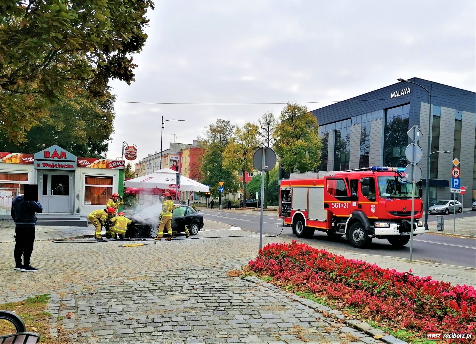Zdjęcie w galerii na portalu naszraciborz.pl: Skoda w ogniu na Mickiewicza. Pożar poddasza w Borucinie [FOTO] wiadomości z regionu