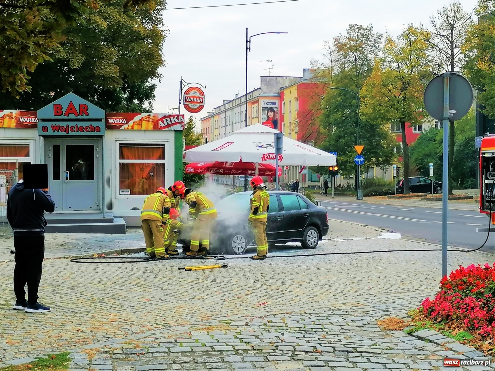 Zdjęcie w galerii na portalu naszraciborz.pl: Skoda w ogniu na Mickiewicza. Pożar poddasza w Borucinie [FOTO] wiadomości z regionu