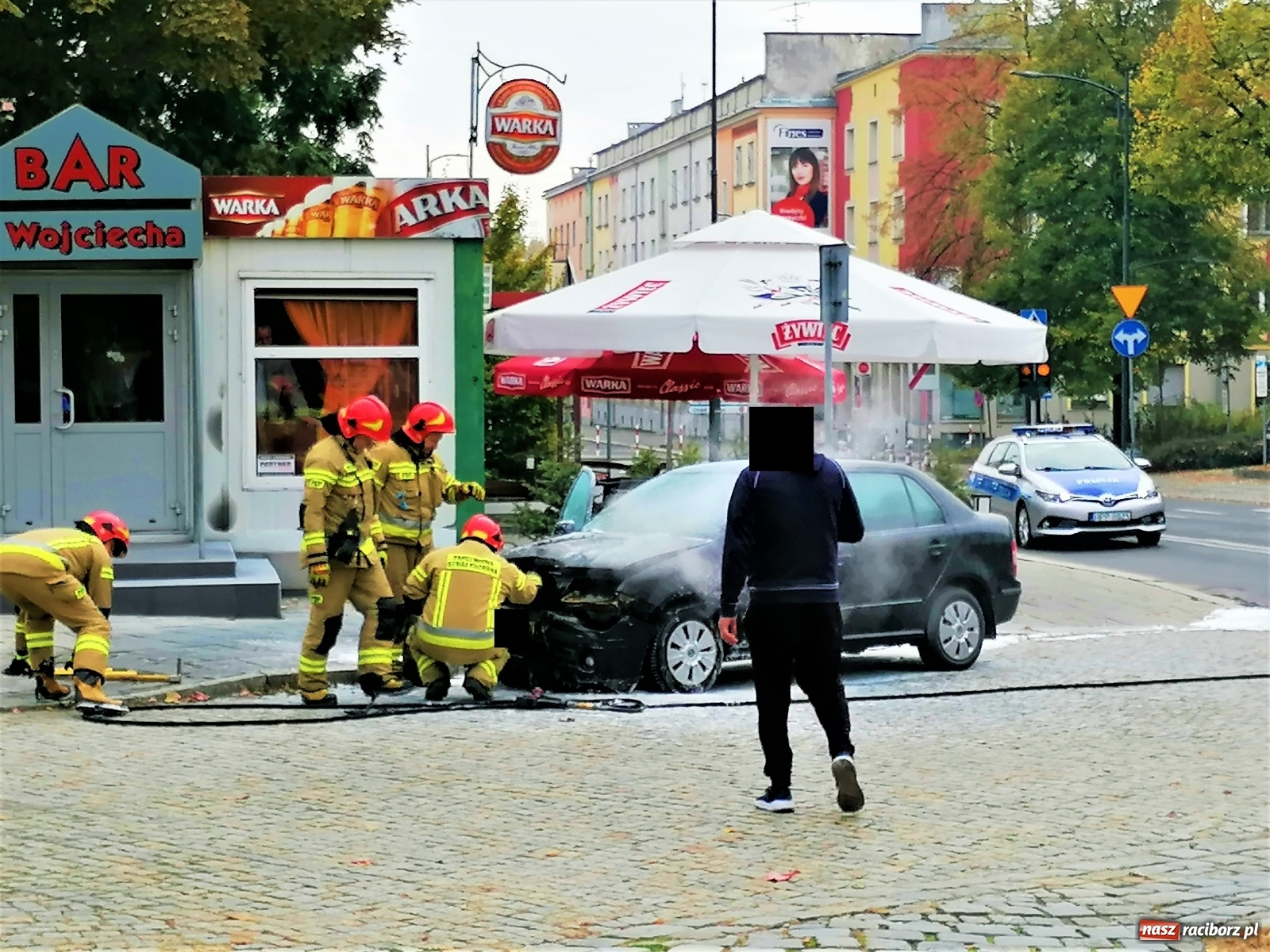 Zdjęcie w galerii na portalu naszraciborz.pl: Skoda w ogniu na Mickiewicza. Pożar poddasza w Borucinie [FOTO] wiadomości z regionu