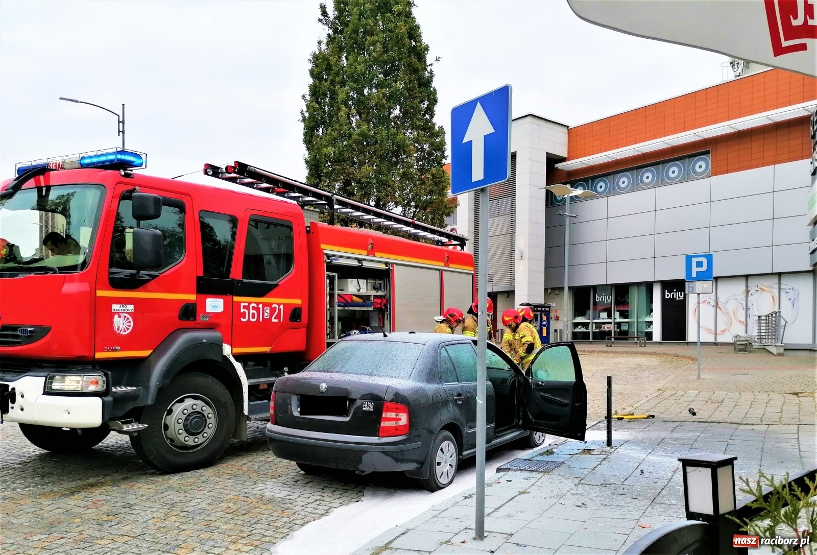 Zdjęcie w galerii na portalu naszraciborz.pl: Skoda w ogniu na Mickiewicza. Pożar poddasza w Borucinie [FOTO] wiadomości z regionu