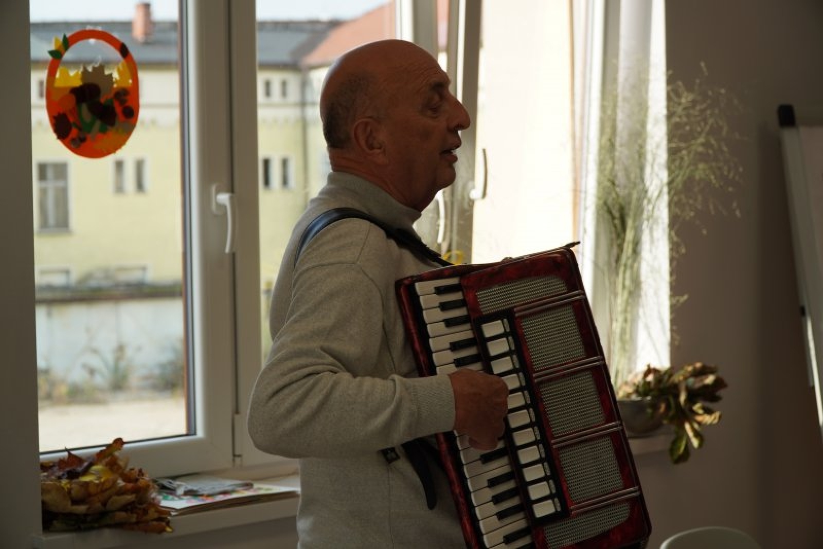 Zdjęcie w galerii na portalu naszraciborz.pl: Senatorsko-prezydencka wizyta w Dziennym Domu Pomocy Społecznej [FOTO] wiadomości z regionu