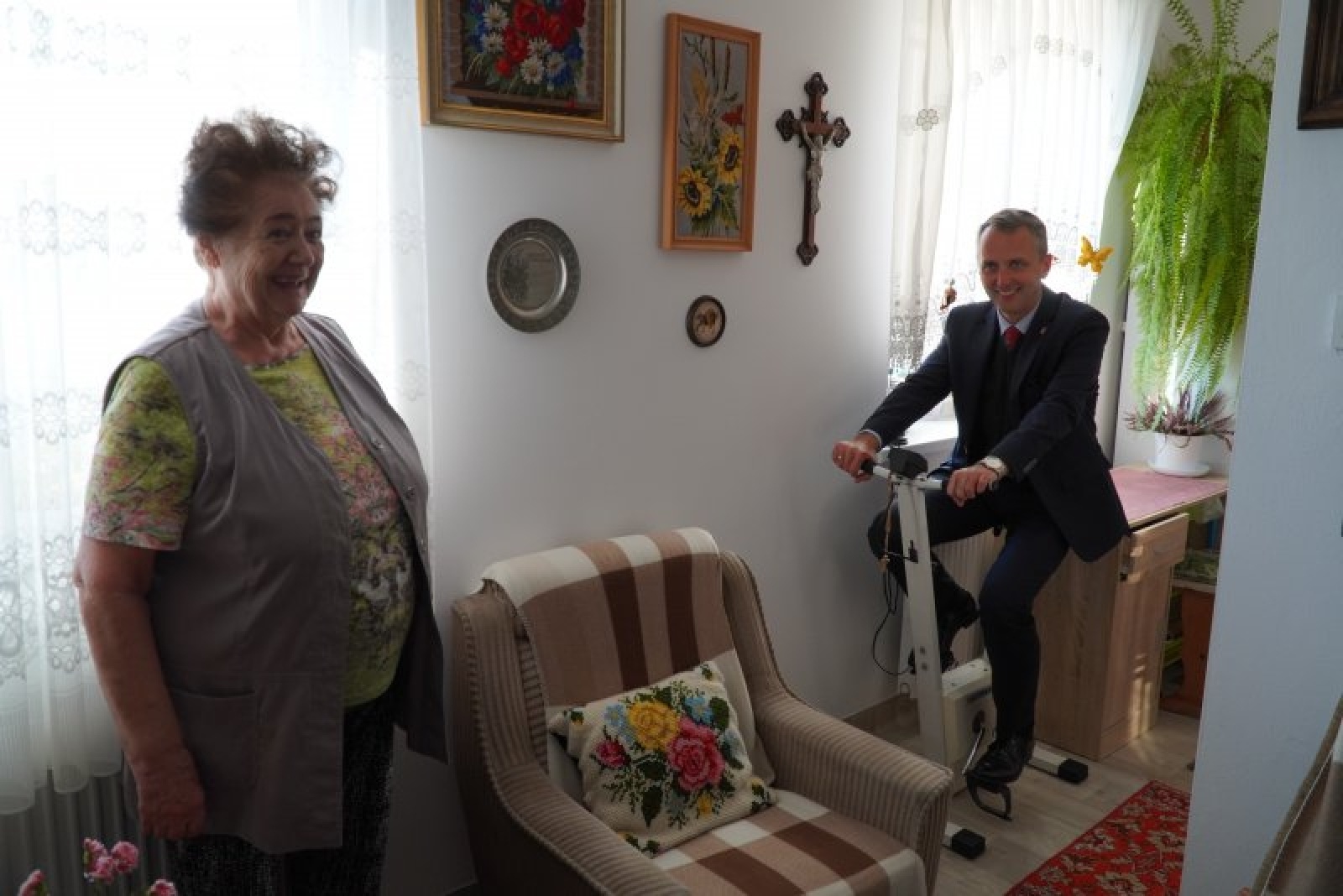 Zdjęcie w galerii na portalu naszraciborz.pl: Senatorsko-prezydencka wizyta w Dziennym Domu Pomocy Społecznej [FOTO] wiadomości z regionu