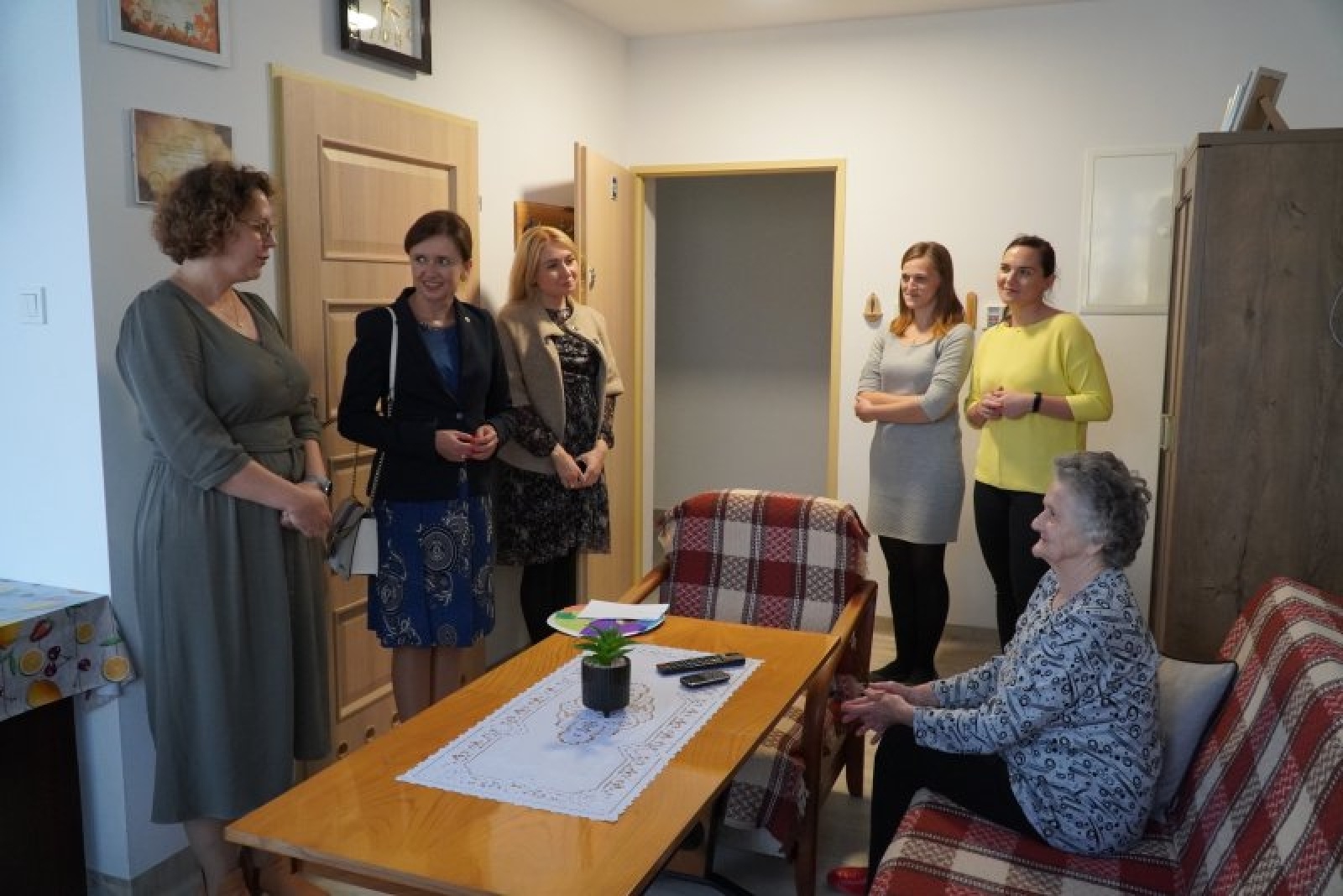 Zdjęcie w galerii na portalu naszraciborz.pl: Senatorsko-prezydencka wizyta w Dziennym Domu Pomocy Społecznej [FOTO] wiadomości z regionu