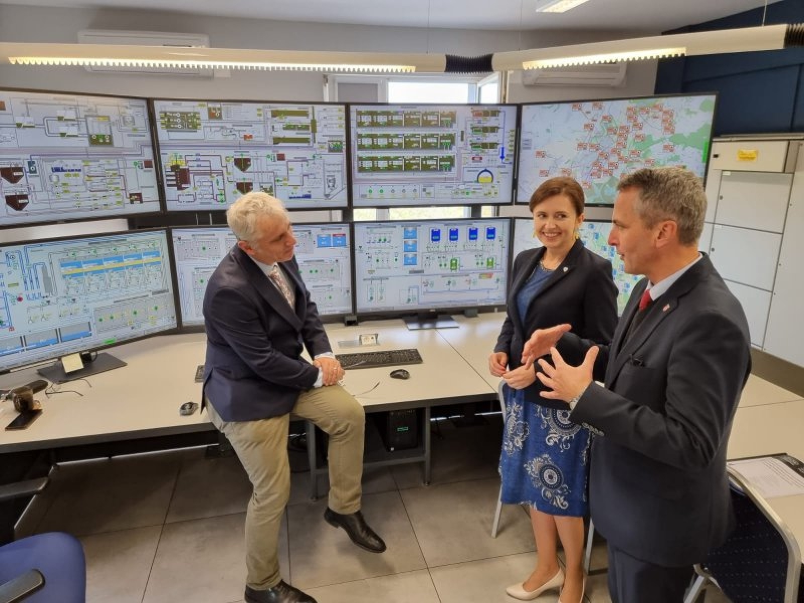 Zdjęcie w galerii na portalu naszraciborz.pl: Senator Ewa Gawęda i prezydent doglądali jak pracuje oczyszczalnia ścieków wiadomości z regionu