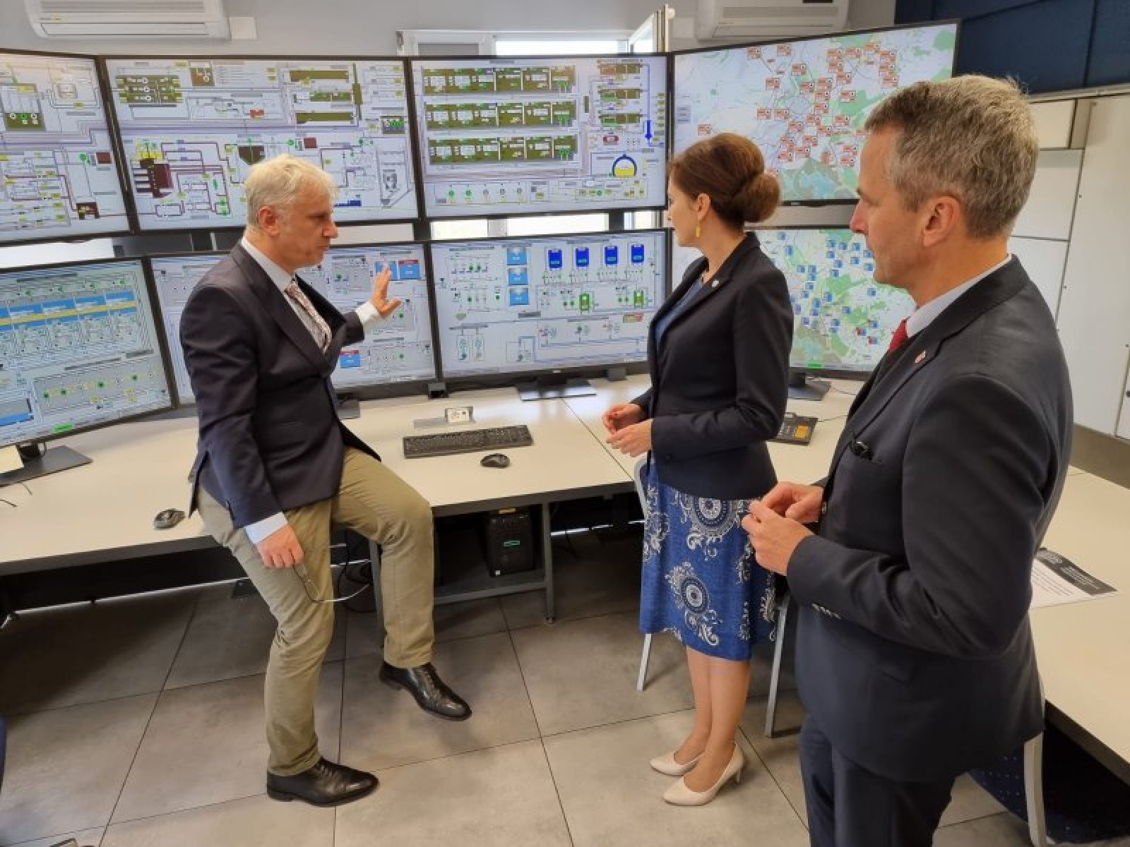 Zdjęcie w galerii na portalu naszraciborz.pl: Senator Ewa Gawęda i prezydent doglądali jak pracuje oczyszczalnia ścieków wiadomości z regionu