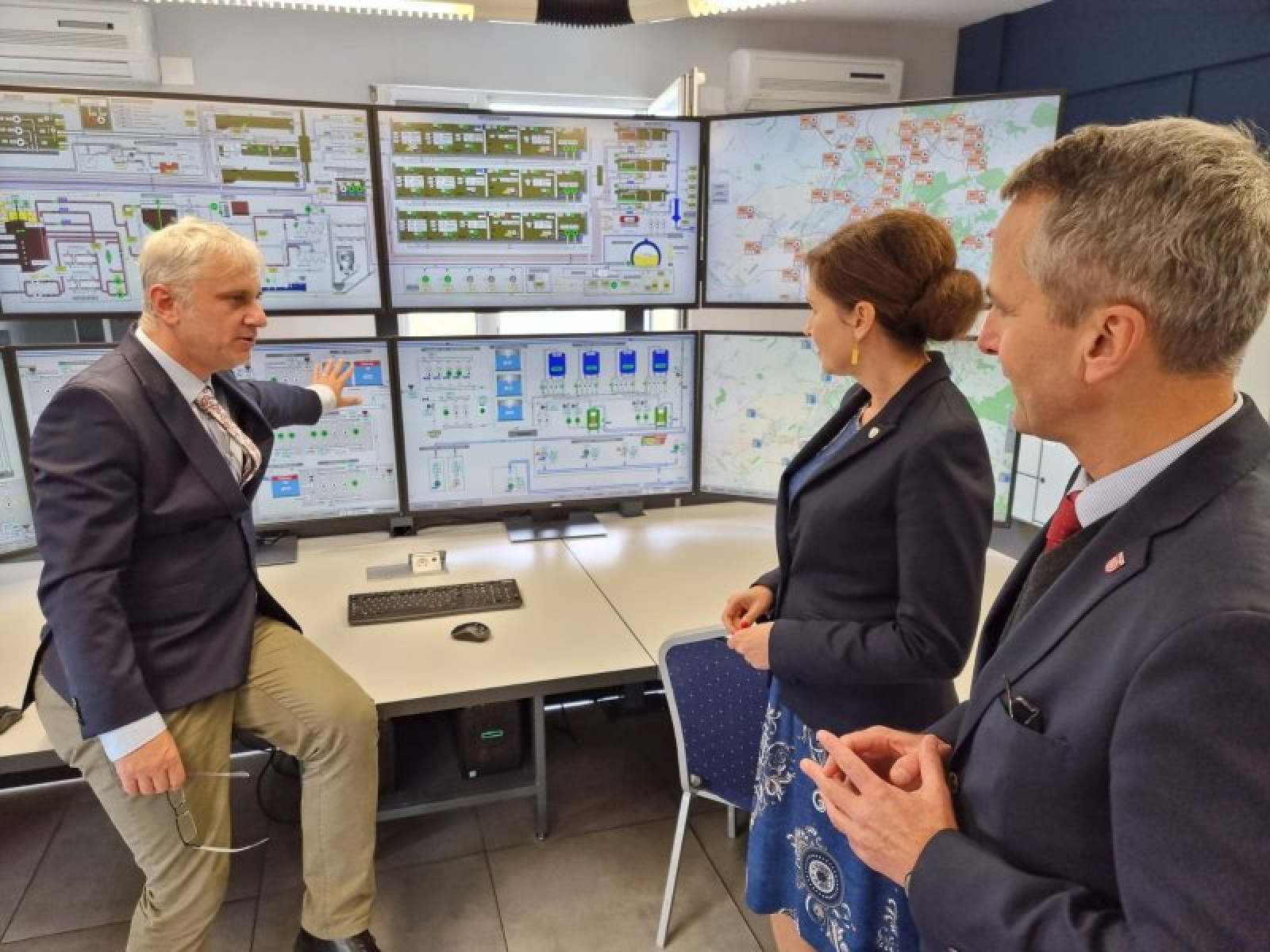 Zdjęcie w galerii na portalu naszraciborz.pl: Senator Ewa Gawęda i prezydent doglądali jak pracuje oczyszczalnia ścieków wiadomości z regionu