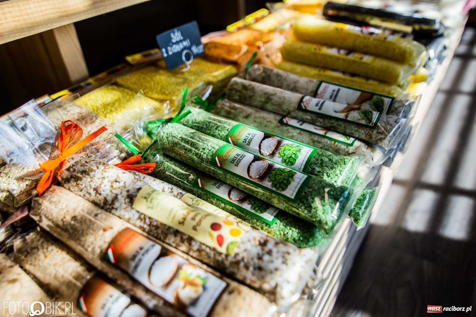 Zdjęcie w galerii na portalu naszraciborz.pl: Oliwa i Wino - włoskie delikatesy w Raciborzu większe niż dotąd, z nowym towarem i promocją wiadomości z regionu