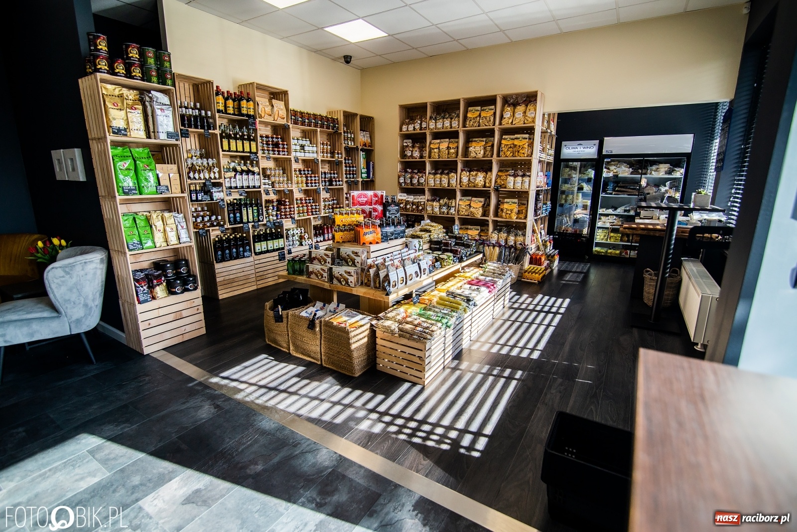 Zdjęcie w galerii na portalu naszraciborz.pl: Oliwa i Wino - włoskie delikatesy w Raciborzu większe niż dotąd, z nowym towarem i promocją wiadomości z regionu