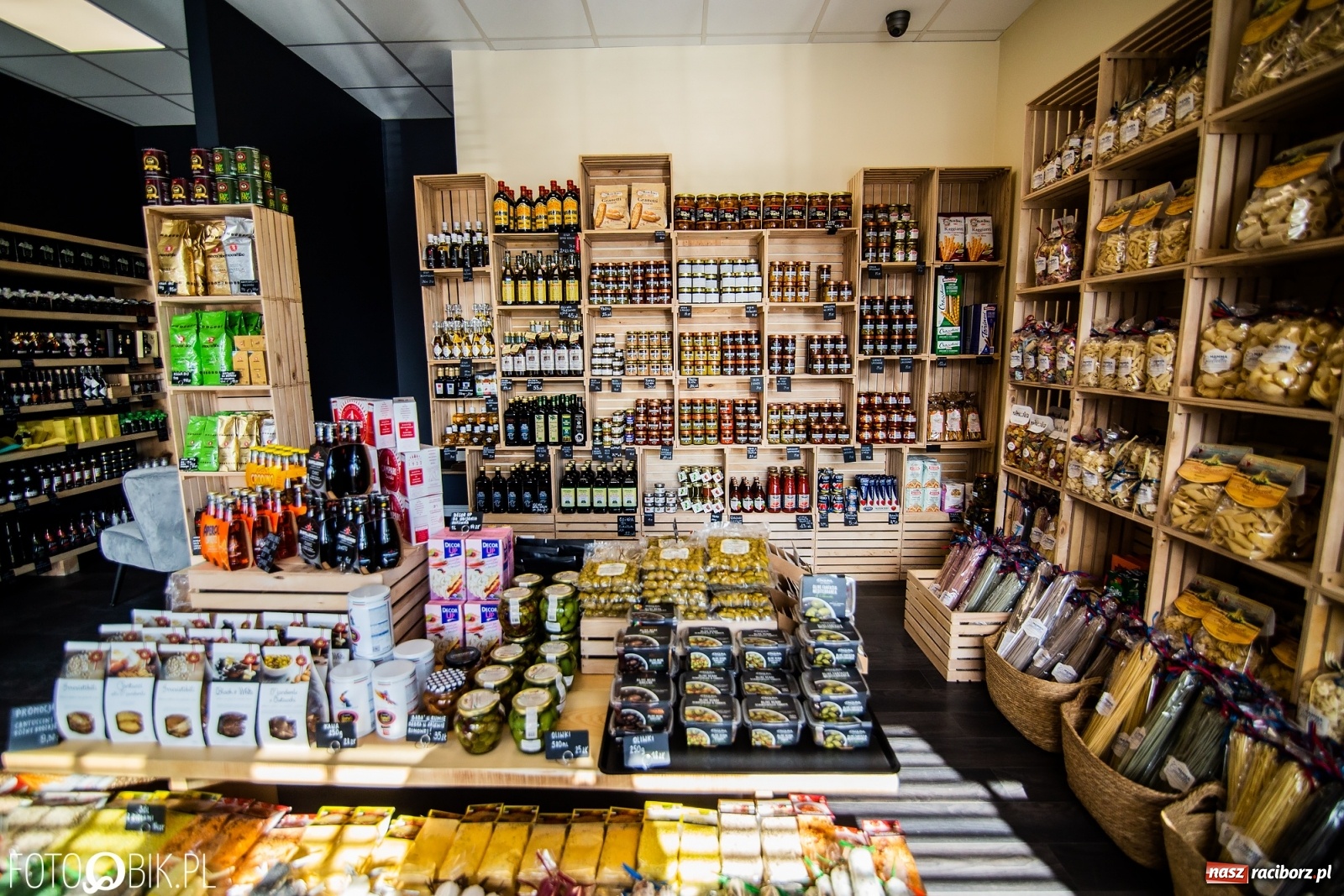 Zdjęcie w galerii na portalu naszraciborz.pl: Oliwa i Wino - włoskie delikatesy w Raciborzu większe niż dotąd, z nowym towarem i promocją wiadomości z regionu