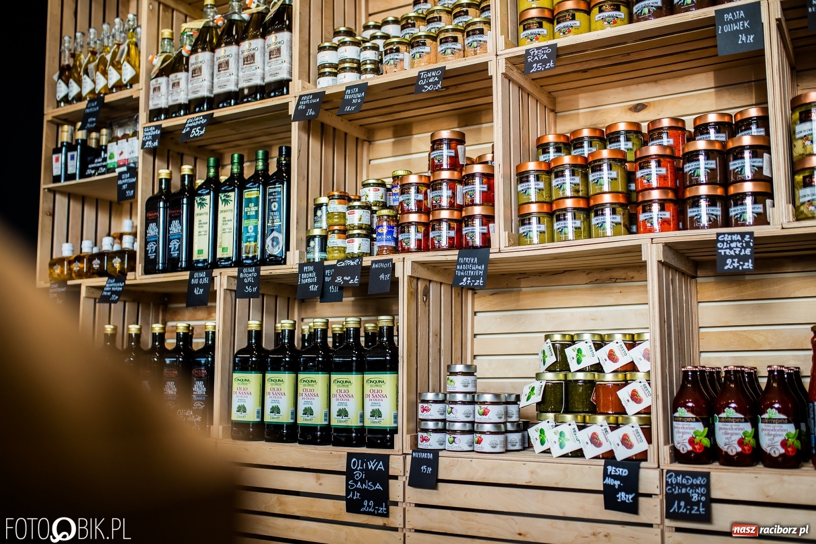 Zdjęcie w galerii na portalu naszraciborz.pl: Oliwa i Wino - włoskie delikatesy w Raciborzu większe niż dotąd, z nowym towarem i promocją wiadomości z regionu