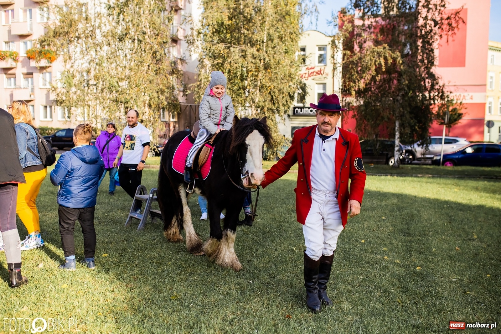 Zdjęcie w galerii na portalu naszraciborz.pl: Tony ubrań a na finał Michał Wiśniewski, czyli szafowanie w Raciborzu wiadomości z regionu