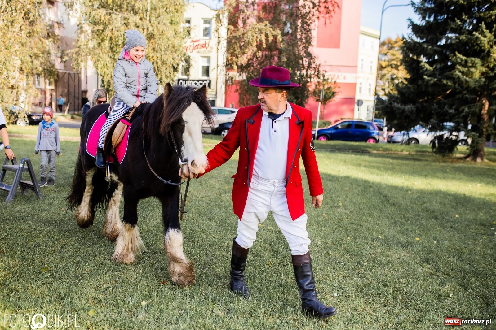 Zdjęcie w galerii na portalu naszraciborz.pl: Tony ubrań a na finał Michał Wiśniewski, czyli szafowanie w Raciborzu wiadomości z regionu
