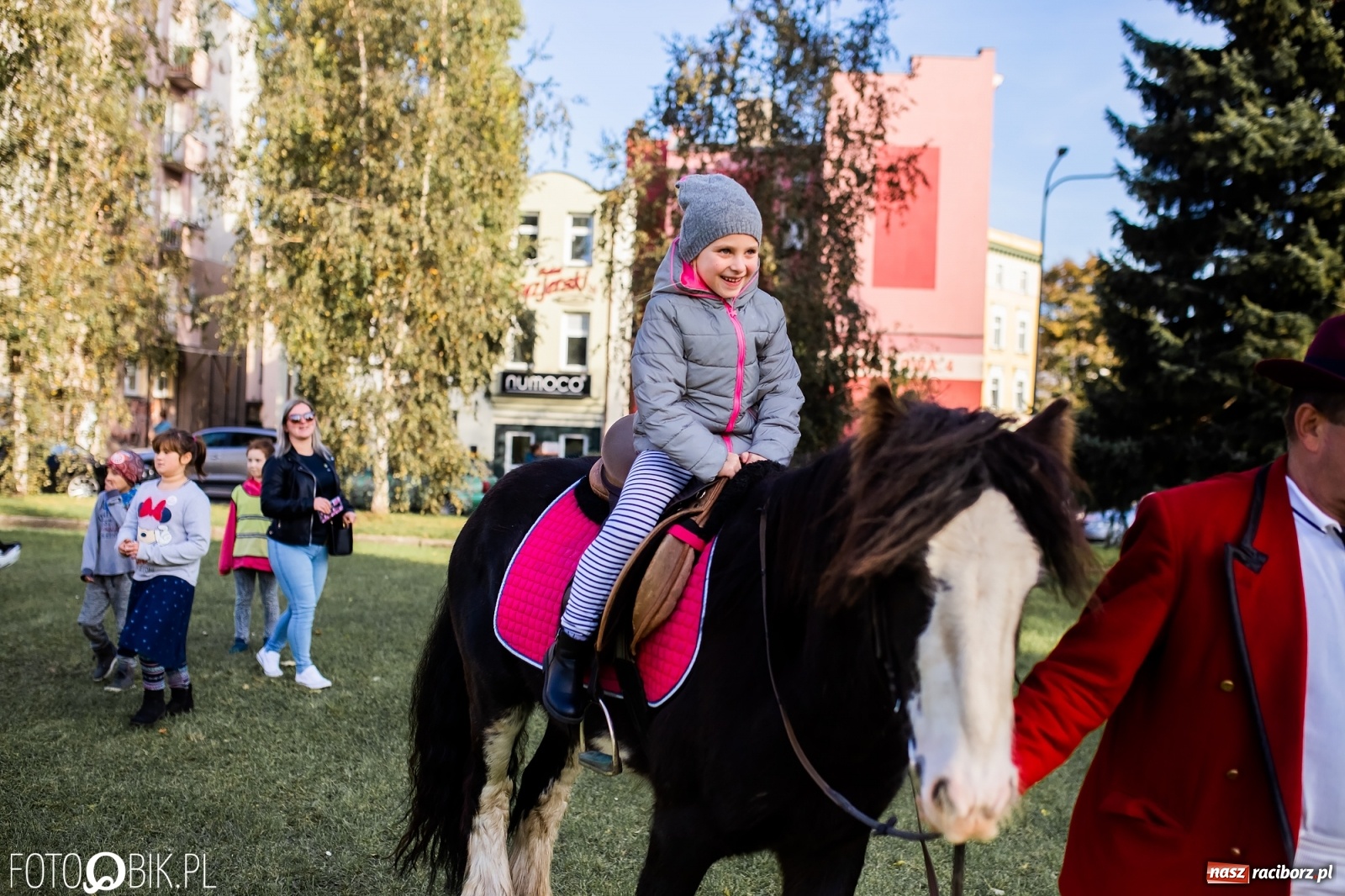 Zdjęcie w galerii na portalu naszraciborz.pl: Tony ubrań a na finał Michał Wiśniewski, czyli szafowanie w Raciborzu wiadomości z regionu