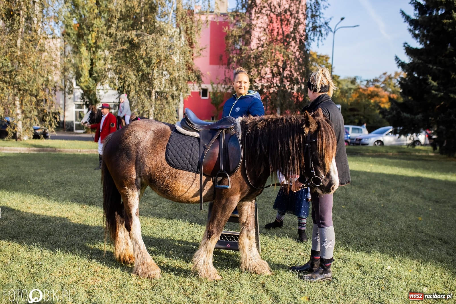 Zdjęcie w galerii na portalu naszraciborz.pl: Tony ubrań a na finał Michał Wiśniewski, czyli szafowanie w Raciborzu wiadomości z regionu